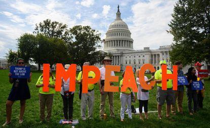 Manifestantes a favor do ‘impeachment’ contra Trump nesta quinta-feira em Washington, diante do Capitólio.