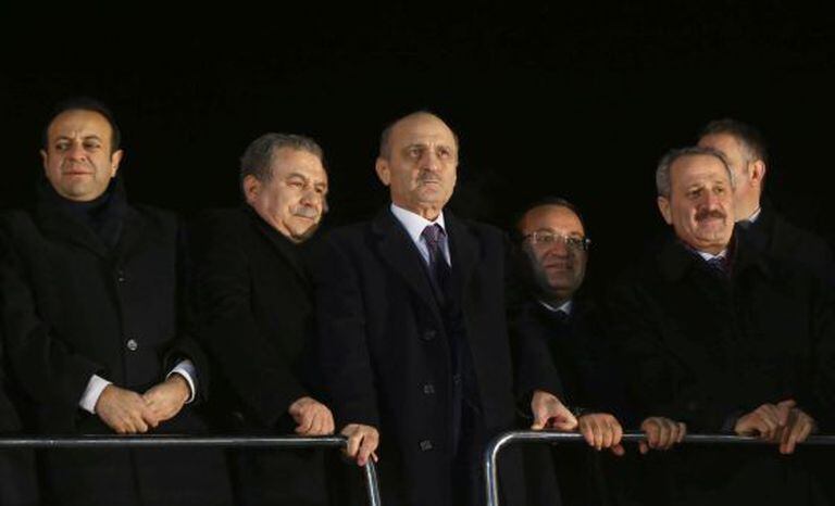 Os ministros de Economia (direita), Urbanismo (segundo à direita) e Interior (segundo à esquerda), ontem em Ankara.