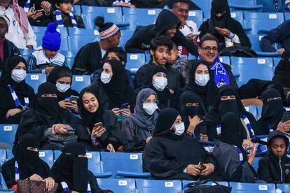 Torcedores do Al Hilal, no primeiro dia em que Arábia Saudita permitiu que elas fossem ao estádio.