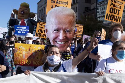 Um grupo de apoiadores de Joe Biden comemora resultados da eleição em 6 de novembro em Washington.