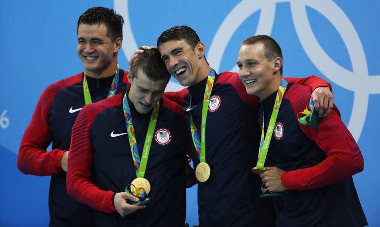 Phelps posa com a medalha de ouro junto a Adrian, Held e Dressell