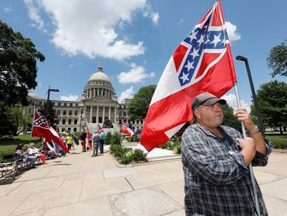 David Flynt em frente ao Legislativo do Mississippi com um grupo que apoia a bandeira estadual atual.