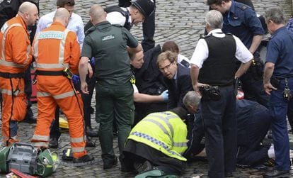 O deputado Tobias Ellwood tenta reanimar o agente ferido, nesta quarta-feira, em Londres.