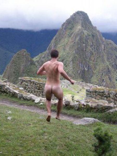Imagem retirada da conta do Facebook chamada 'Naked in Monuments'.