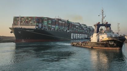 O 'Ever Given' é rebocado depois de reflutuar no canal de Suez, em 29 de março.