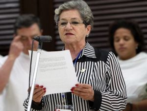 Nelly González, mãe de um assassinado pelas FARC, lê seu depoimento.