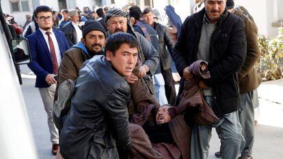 Ferido no atentado suicida de Cabul é levado ao hospital