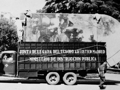 Um dos primeiros caminhões carregados com pinturas sai do Prado em novembro de 1936 com destino a Valência.