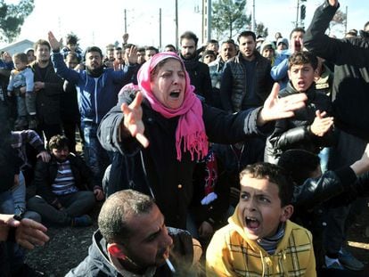 Dezenas de refugiados pedem ajuda na fronteira entre Grécia e Macedônia.