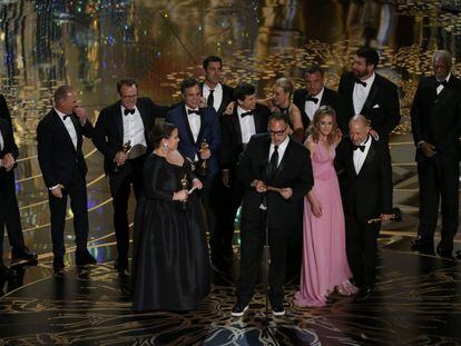 Michael Sugar recebe o Oscar de melhor filme por 'Spotlight'