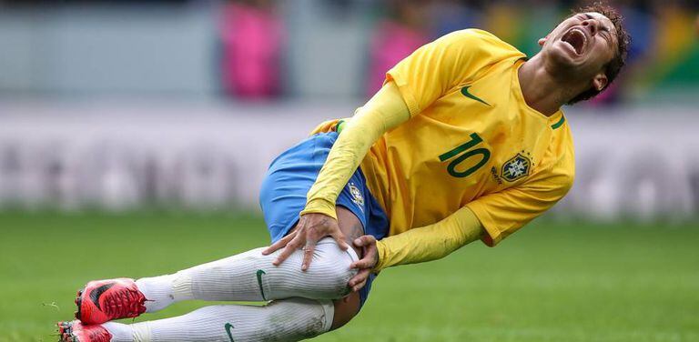 Neymar grita após sofrer falta no jogo contra o Japão.