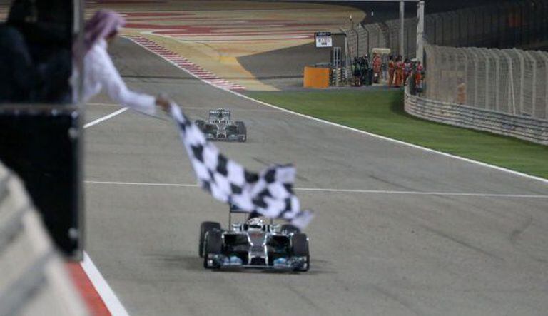 Hamilton recebe a bandeirada da vitória.