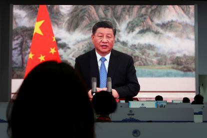 O presidente chinês Xi Jinping visto em uma tela durante um discurso em vídeo em 4 de novembro.