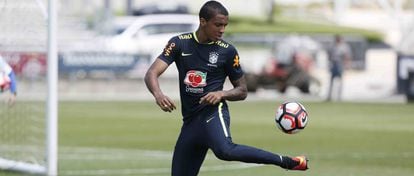 Luiz Gustavo, em treino da seleção.