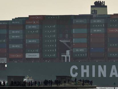 O cargueiro chinês CSCL Globe no porto de Felixstowe (sul da Inglaterra).