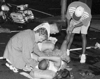 Equipes de resgate atendem os feridos (Atlanta 96).
