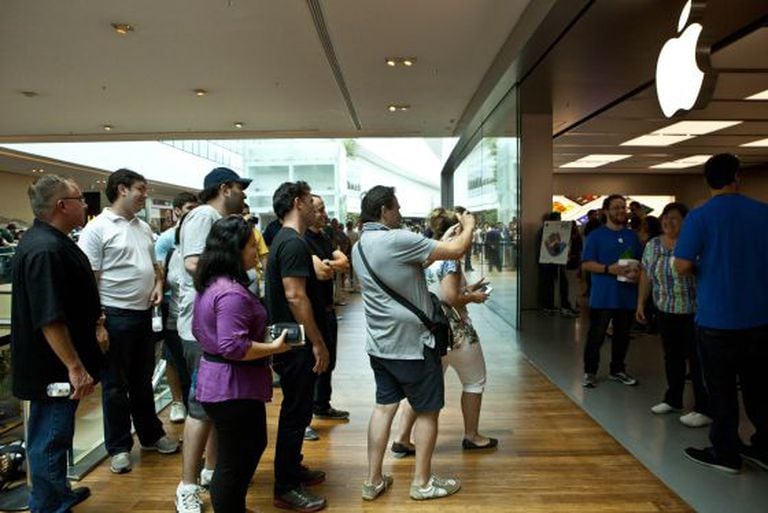 Consumidores fazem fila na abertura da loja da Apple no Rio de Janeiro, no último dia 15.