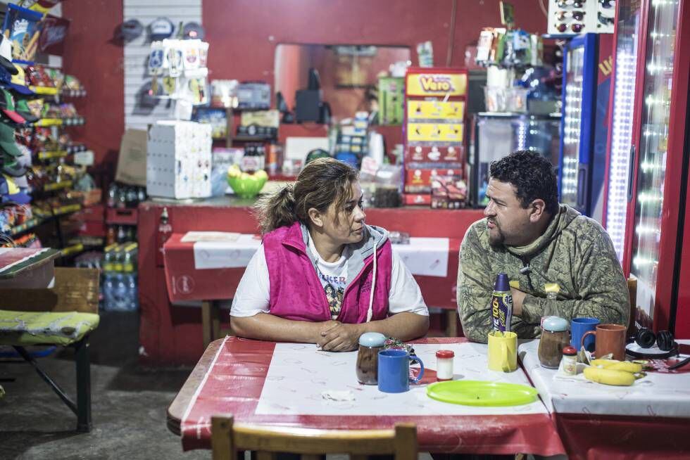 Clara Fragoso e Víctor, seu namorado, em um restaurante à beira da estrada.