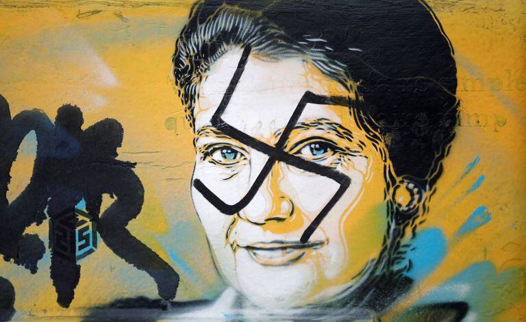 Um retrato da falecida política francesa Simone Veil, sobrevivente do Holocausto, coberta por uma suástica em Paris.