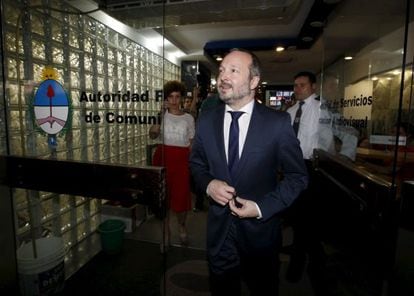 O chefe da agência reguladora dos meios audiovisuais, Martín Sabbatella, demitido por Macri, nesta quarta-feira na entrada do escritório do órgão.