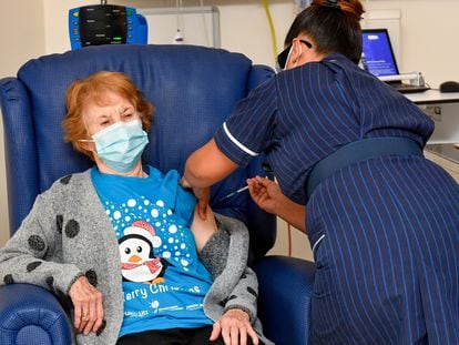 Margaret Keenan de 90 anos de idade, é a primeira paciente no Reino Unido a receber a vacina da Pfizer no programa de imunização do país
