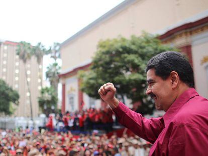 O presidente de Venezuela, Nicol&aacute;s Maduro, acena para o p&uacute;blico durante um ato oficial no dia 7 de novembro