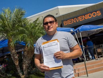 O mexicano José González com seu pedido de cidadania no sábado, em Anaheim.