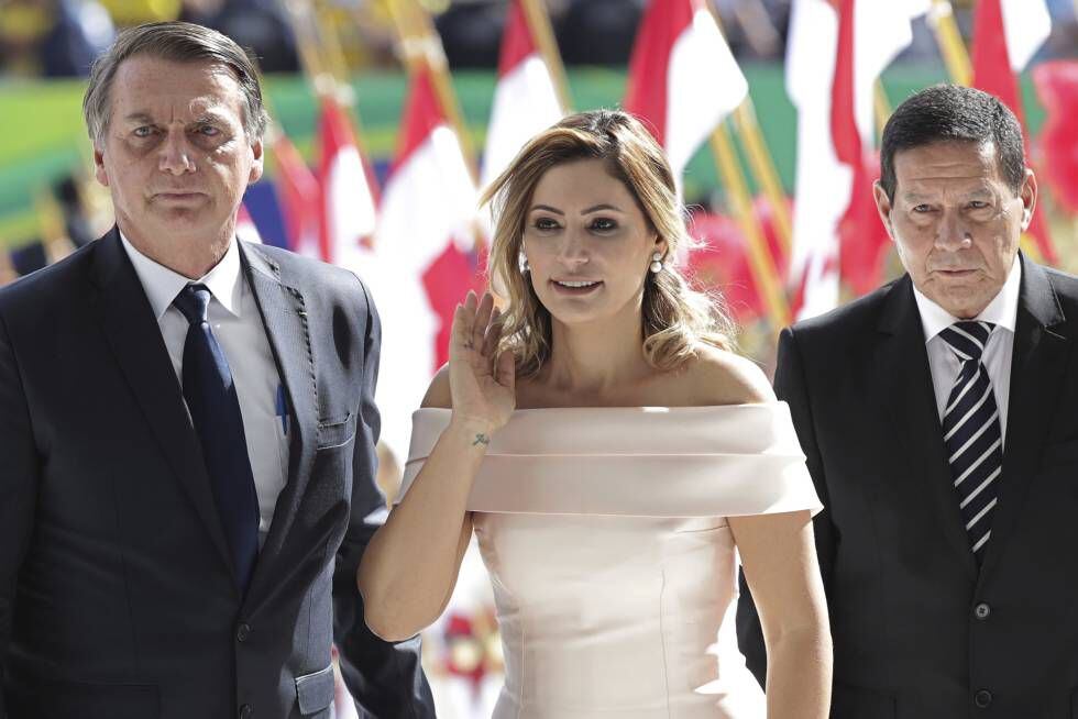 Michelle Bolsonaro ao lado do marido e do vice-presidente Hamilton Mourão.