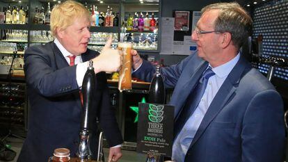 Boris Johnson celebra neste sábado a vitória com o novo deputado conservador por Sedgefield, Paul Howell, em County Durham.