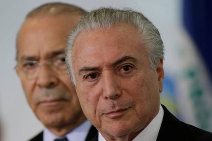 Michel Temer e Eliseu Padilha em Brasília: ministros do Governo resistem no cargo mesmo sob investigação.