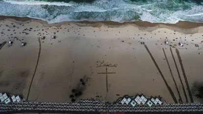 Homenagem às vítimas de covid na praia de Copacabana, , no Rio. EFE/Antonio Lacerda