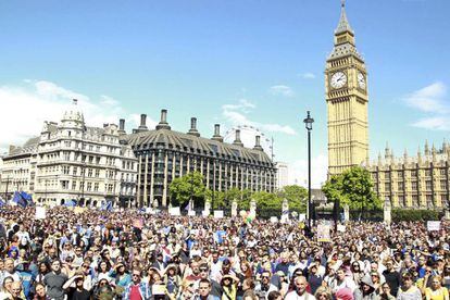 Milhares de manifestantes sa&iacute;ram &agrave;s ruas em Londres para protestar contra o Brexit, em 2 de julho.