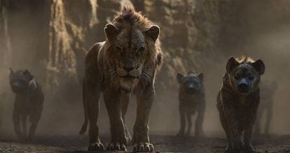Scar (cuja voz na versão original é de Chiwetel Ejiofor) e as hienas, em uma imagem de ‘O Rei Leão’.
