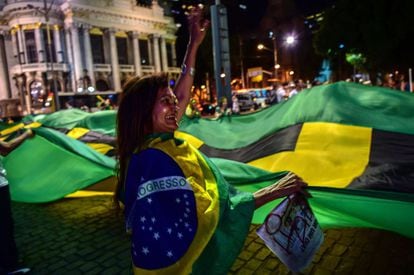 Manifestante contrária ao Governo Dilma protesta no Rio de Janeiro, nesta segunda-feira.