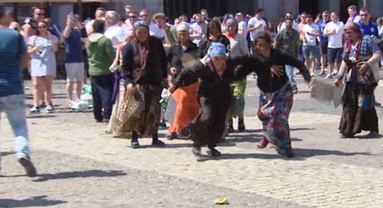 Mendigas correm atrás de moedas jogas pelos torcedores.