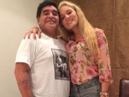 Maradona e seu ex-novia, Rocío Oliva, na foto do perfil no Twitter dela.