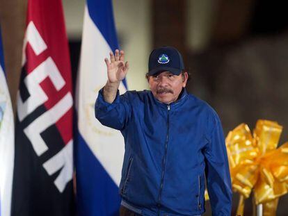 Daniel Ortega cumprimenta seus seguidores em um ato público.