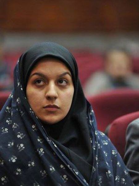 Foto de Reyhaneh Jabbari tirada durante o julgamento e publicada na página de Facebook dedicada a evitar sua morte.
