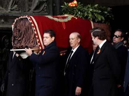 Familiares de Francisco Franco carregam o caixão do ditador após a exumação nesta quinta-feira. 
