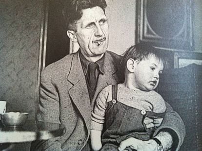 George Orwell e seu filho Richard, em 1946.