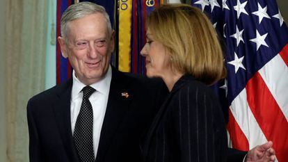 O secretário da Defesa dos EUA, James Mattis, e a ministra María Dolores de Cospedal no Pentágono em 23 de março.
