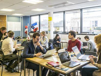 Voluntários nos escritórios de campanha de Macron em Paris.