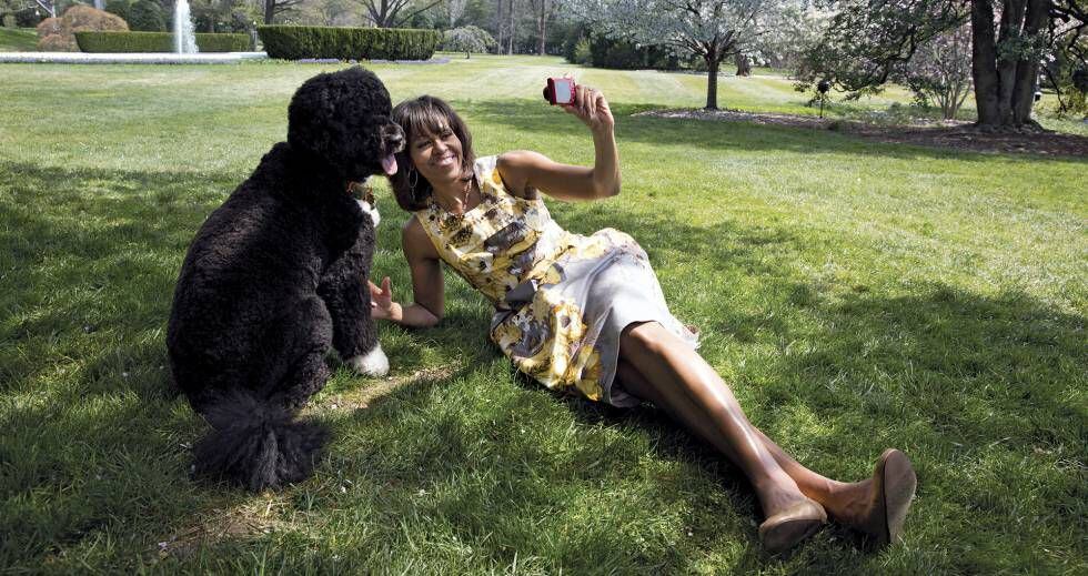 O casal Obama cumpriu a promessa feita a Malia e Sasha de que ganhariam um cachorro se o pai delas fosse eleito presidente. Acabaram tendo dois.