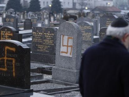 O líder de uma comunidade judaica examina tumbas pintadas com suásticas em um cemitério perto de Estrasburgo, em 2010.