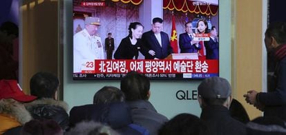 Sul-coreanos assistem em uma televisão a imagens do líder norte-coreano Kim Jong-un e sua irmã Kim Yo Jong.