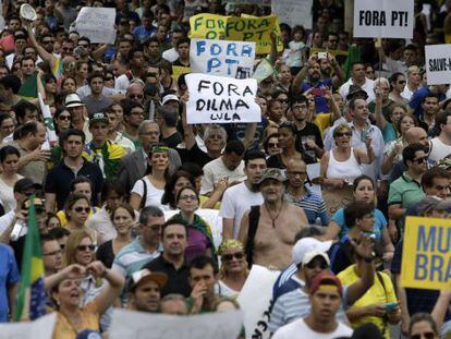 Protesto na Paulista pede &#039;impeachment&#039; de Dilma Rousseff.