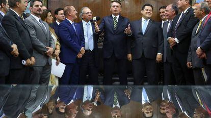 Bolsonaro fala no Congresso Nacional durante o anúncio das reformas econômicas ao lado do ministro Paulo Guedes. 