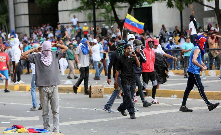 Manifestantes em Caracas nesta quarta-feira, 23 de janeiro, pedem a renúncia de Nicolás Maduro.