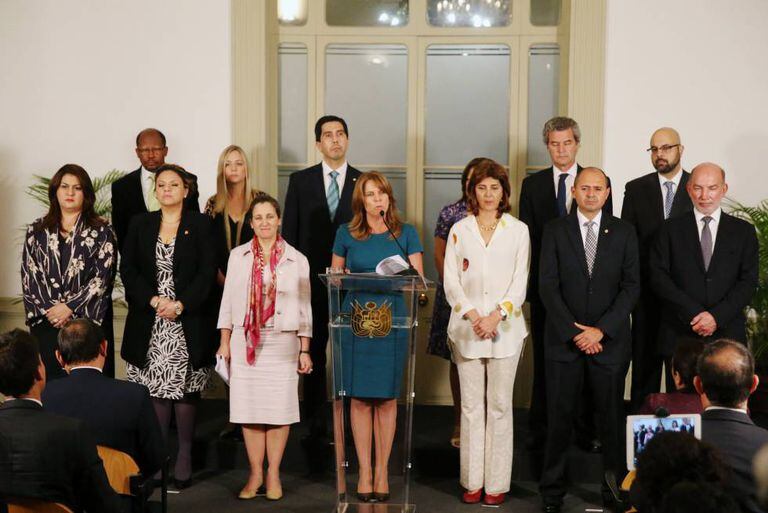A chanceler do Peru, Cayetana Aljovín, no centro, fala à imprensa na terça-feira ao lado dos ministros das Relações Exteriores do Grupo de Lima.