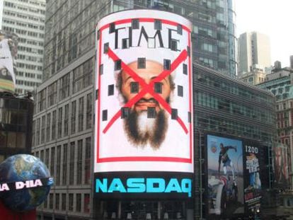 Capa da revista ‘Time’ dedicada à morte de Bin Laden, num prédio em Nova York.